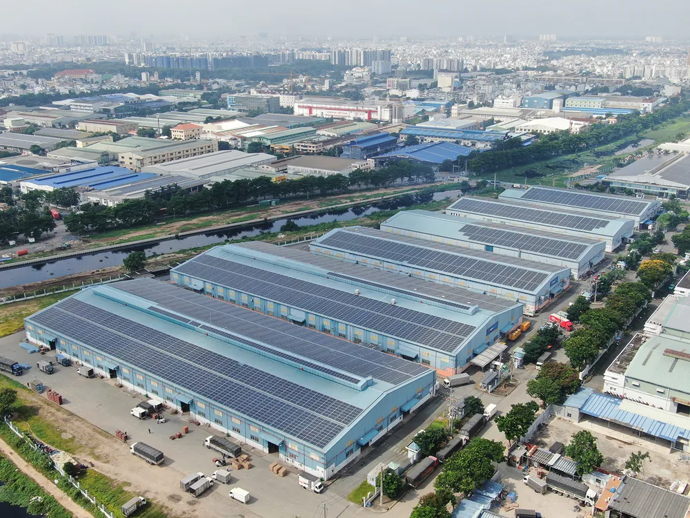 Điện mặt trời trên mái nhà khu tổng kho tại Khu công nghiệp Tân Bình, TPHCM. Ảnh: HOÀNG HÙNG Điện mặt trời trên mái nhà khu tổng kho tại Khu công nghiệp Tân Bình, TPHCM. Ảnh: HOÀNG HÙNG