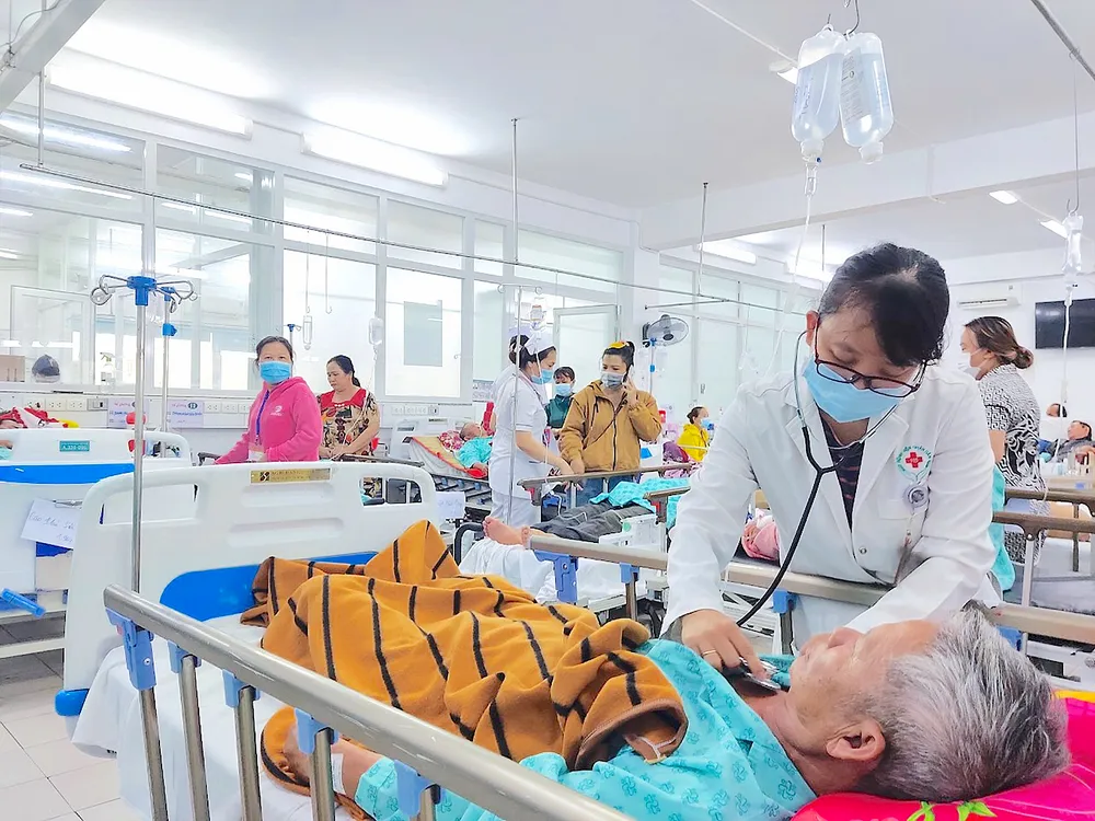 Cấp cứu, điều trị người bệnh đột quỵ tại Bệnh viện Nhân dân 115. Ảnh: QUANG HUY Cấp cứu, điều trị người bệnh đột quỵ tại Bệnh viện Nhân dân 115. Ảnh: QUANG HUY