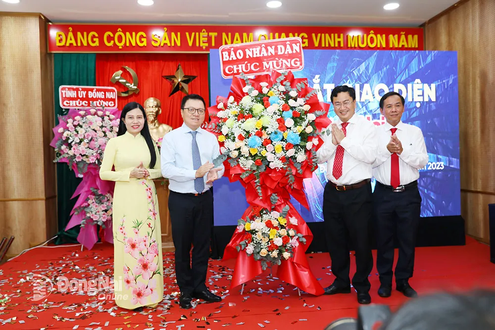 Ông Lê Quốc Minh, Tổng Biên tập Báo Nhân Dân, Phó Trưởng ban Tuyên giáo Trung ương, Chủ tịch Hội Nhà Báo Việt Nam tặng hoa chúc mừng Báo Đồng Nai. Ảnh: Báo Đồng Nai Ông Lê Quốc Minh, Tổng Biên tập Báo Nhân Dân, Phó Trưởng ban Tuyên giáo Trung ương, Chủ tịch Hội Nhà Báo Việt Nam tặng hoa chúc mừng Báo Đồng Nai. Ảnh: Báo Đồng Nai
