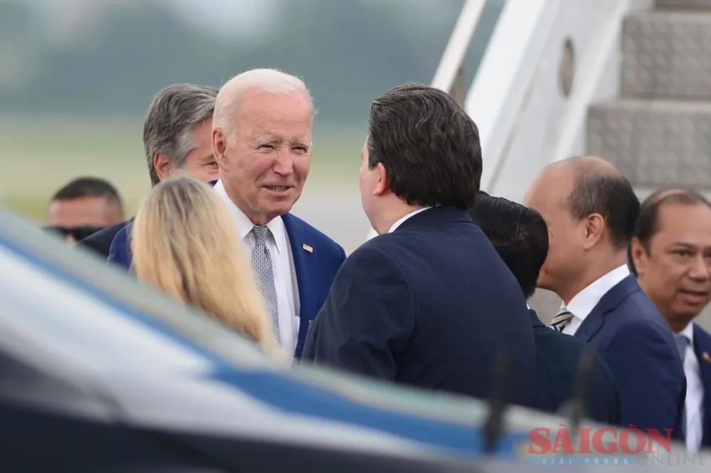 Đại sứ Hoa Kỳ tại Việt Nam Marc Knapper đón Tổng thống Joe Biden tại sân bay quốc tế Nội Bài. Ảnh: VIẾT CHUNG