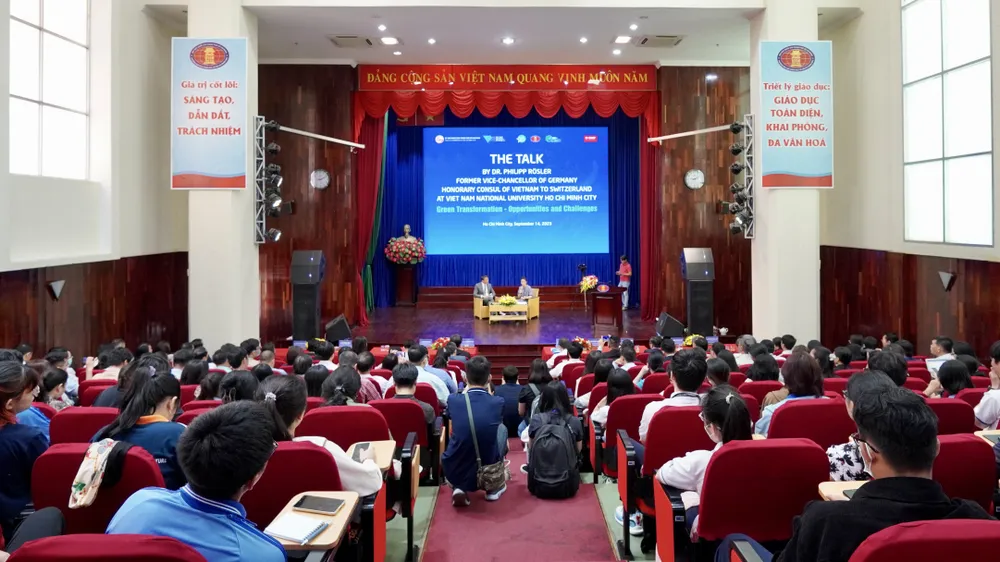 Quang cảnh buổi giao lưu: Ảnh: HOÀNG HÙNG