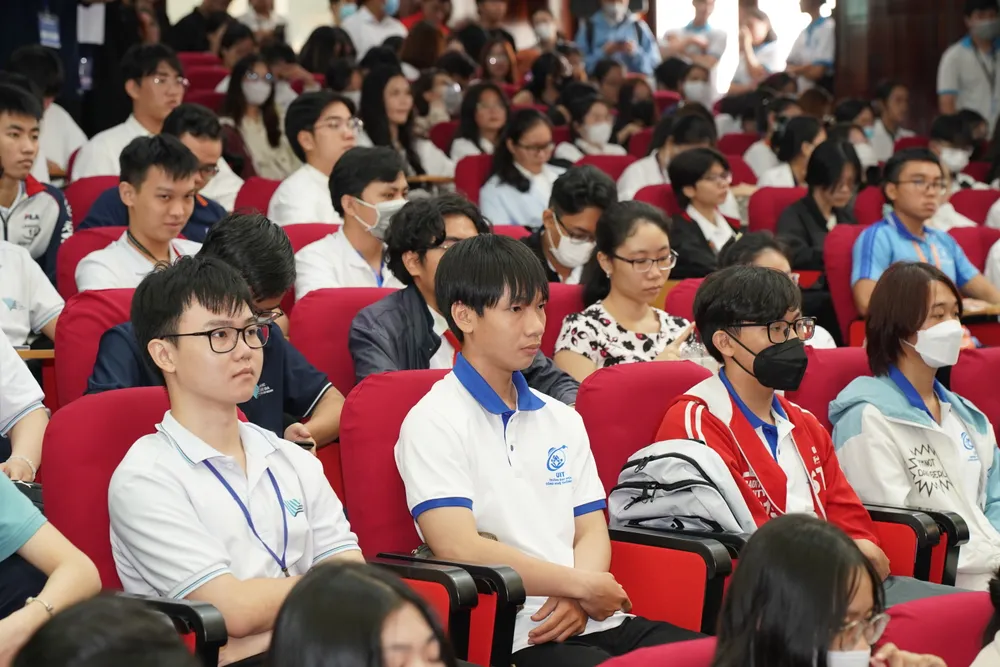 Sinh viên ĐHQG TPHCM lắng nghe những chia sẻ của Nguyên Phó Thủ tướng Đức Philipp Rösler tại buổi giao lưu. Ảnh: HOÀNG HÙNG