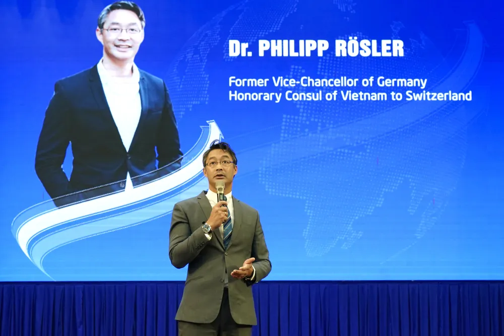 Nguyên Phó Thủ tướng Đức Philipp Rösler chia sẻ tại buổi giao lưu. Ảnh: HOÀNG HÙNG