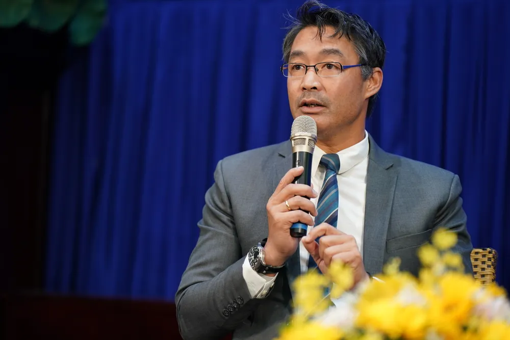 Nguyên Phó Thủ tướng Đức Philipp Rösler chia sẻ tại buổi giao lưu, sáng 14-9-2023. Ảnh: HOÀNG HÙNG