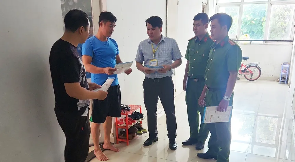 Lãnh đạo UBND phường Bình Hưng Hòa B (quận Bình Tân) cùng lực lượng công an kiểm tra kết hợp tuyên truyền về PCCC tại khu lưu trú công nhân trong Khu Công nghiệp Vĩnh lộc. Ảnh: MINH NGUYÊN