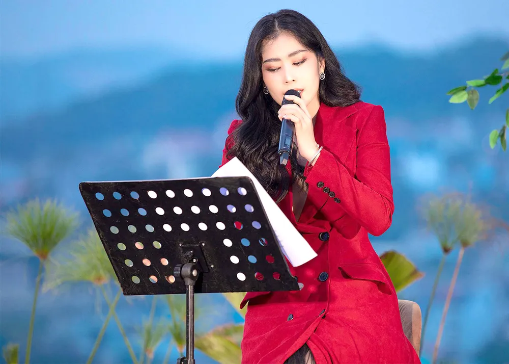 Nam Em từng bị một số nhạc sĩ lên tiếng về việc biểu diễn ca khúc độc quyền không xin phép. Ảnh: FBNS Nam Em từng bị một số nhạc sĩ lên tiếng về việc biểu diễn ca khúc độc quyền không xin phép. Ảnh: FBNS