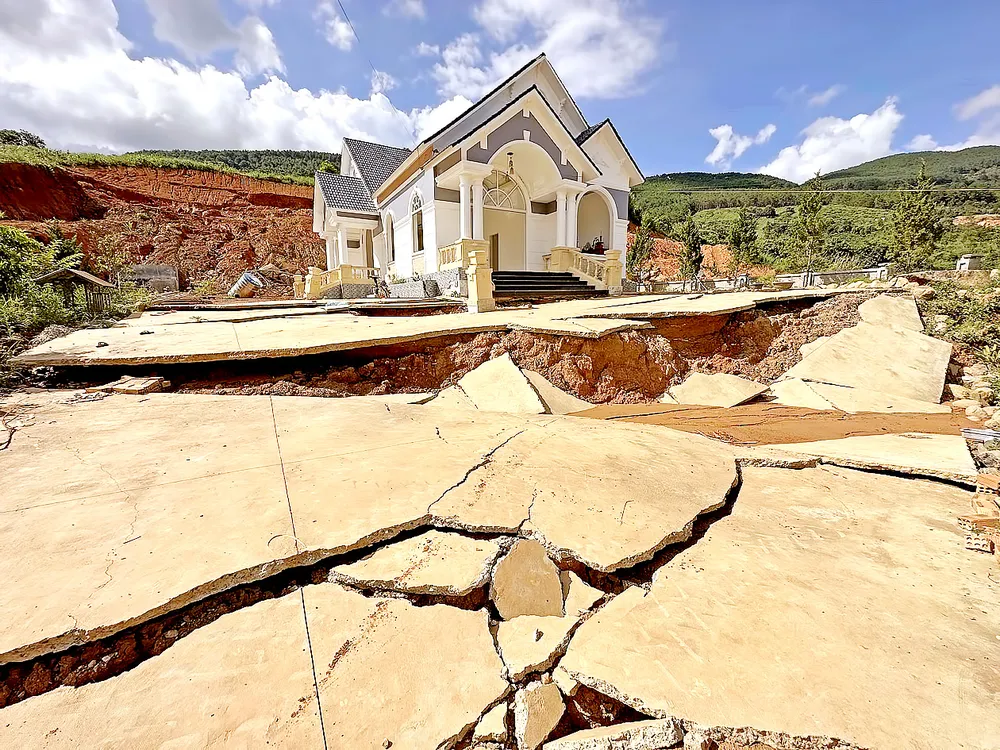 Khu vực sạt trượt tại thôn Đông Anh, xã Đông Thanh, huyện Lâm Hà, tỉnh Lâm Đồng (ảnh chụp ngày 21-9-2023). Ảnh: ĐOÀN KIÊN Khu vực sạt trượt tại thôn Đông Anh, xã Đông Thanh, huyện Lâm Hà, tỉnh Lâm Đồng (ảnh chụp ngày 21-9-2023). Ảnh: ĐOÀN KIÊN