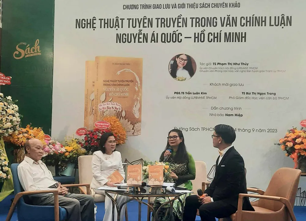 Các diễn giả giao lưu với tác giả