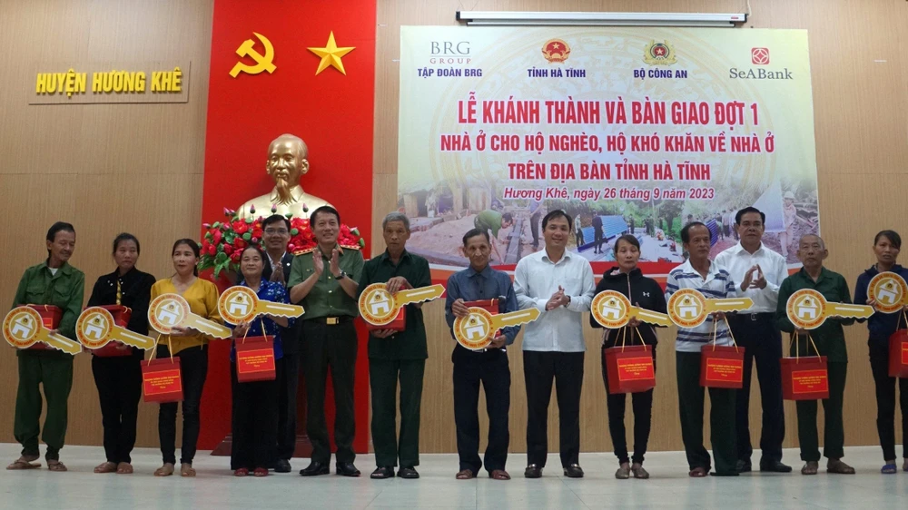 Lãnh đạo Bộ Công an và tỉnh Hà Tĩnh bàn giao nhà ở cho các hộ gia đình