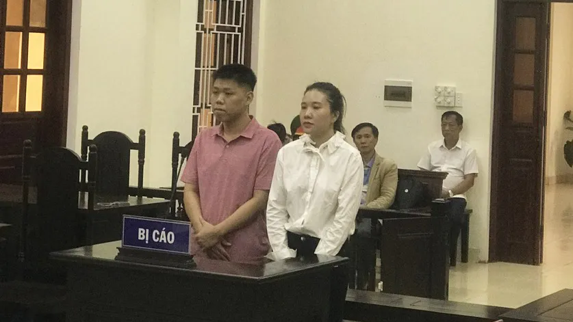 Toàn và Nhung tại phiên tòa hôm 26-9 với tội cưỡng đoạt tài sản