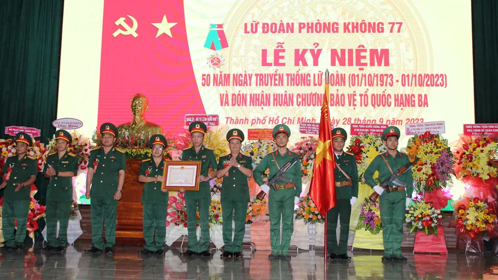 Thừa ủy quyền của Chủ tịch nước, Trung tướng Trần Hoài Trung trao Huân chương Bảo vệ Tổ quốc hạng ba tặng Lữ đoàn phòng không 77 Thừa ủy quyền của Chủ tịch nước, Trung tướng Trần Hoài Trung trao Huân chương Bảo vệ Tổ quốc hạng ba tặng Lữ đoàn phòng không 77