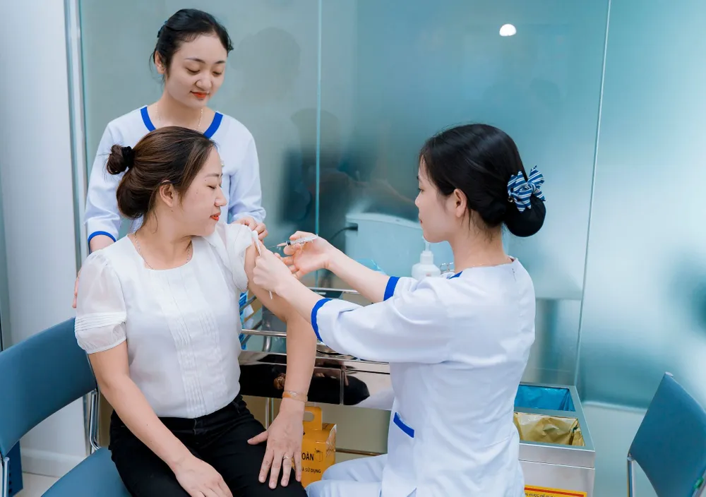 Nhân viên y tế đang tiêm vaccine cho người dân