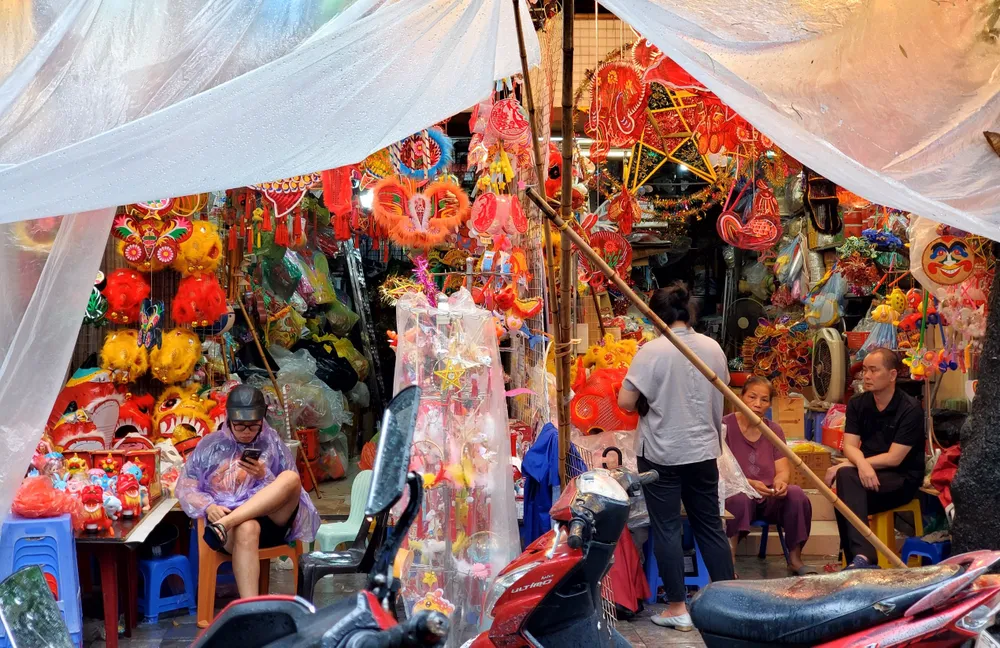 Không khí ảm đạm, các chủ cửa hàng trên phố Hàng Mã uể oải đợi khách. Ảnh: HÀ NGUYỄN