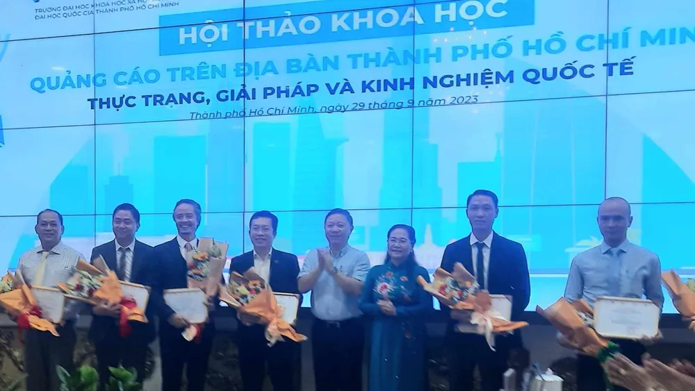 Chủ tịch HĐND TPHCM Nguyễn Thị Lệ và Phó Chủ tịch UBND TPHCM Dương Anh Đức tặng hoa, thư cảm ơn đến các đơn vị đồng hành