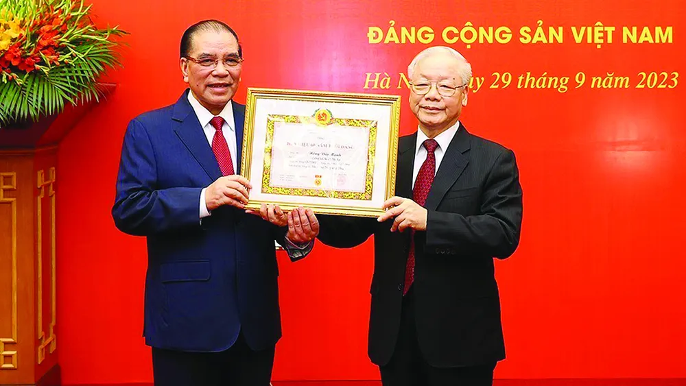 Tổng Bí thư Nguyễn Phú Trọng trao Huy hiệu 60 năm tuổi Đảng cho nguyên Tổng Bí thư Nông Đức Mạnh. Ảnh: TTXVN