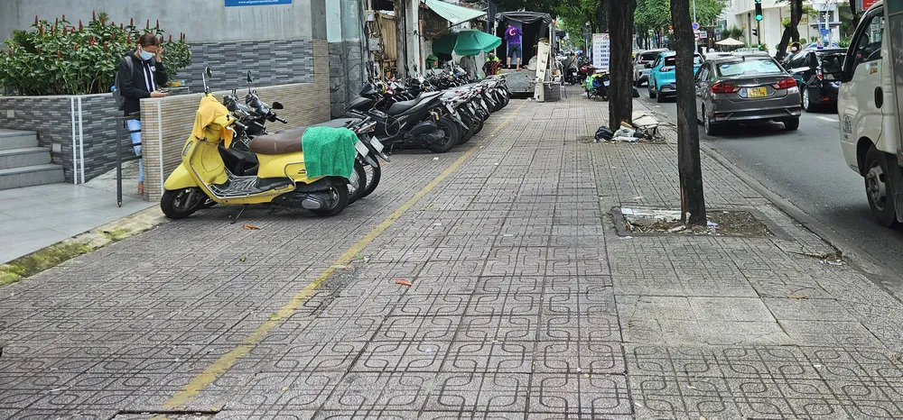 Vỉa hè đường Võ Văn Tần, quận 3, TPHCM được kẻ vạch sơn để người dân sử dụng tạm. Ảnh: NGÔ BÌNH
