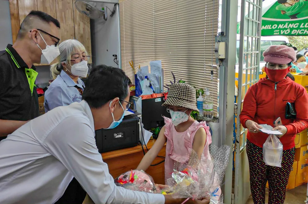 Kết thúc các đợt giải, ban tổ chức thực hiện các chuyến trao quà cho các hoàn cảnh khó khăn