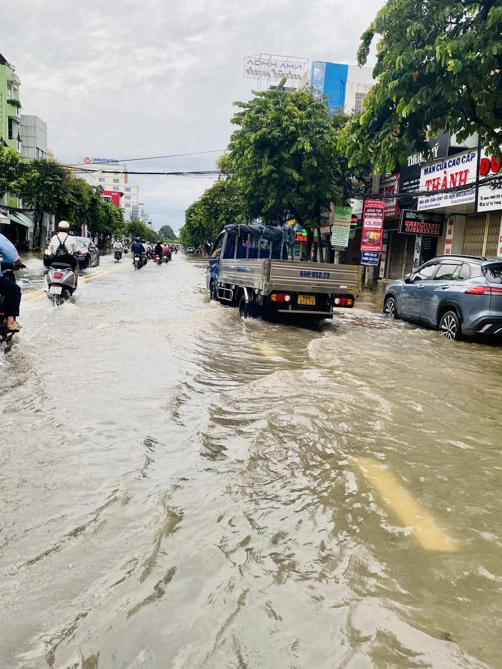Nước tràn vào đường Lý Tự Trọng, quận Ninh Kiều, sáng 2-10