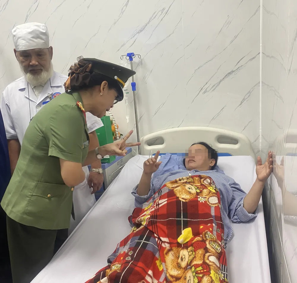 Lực lượng Công an tỉnh Quảng Ngãi đang thăm hỏi nạn nhân tại bệnh viện Lực lượng Công an tỉnh Quảng Ngãi đang thăm hỏi nạn nhân tại bệnh viện