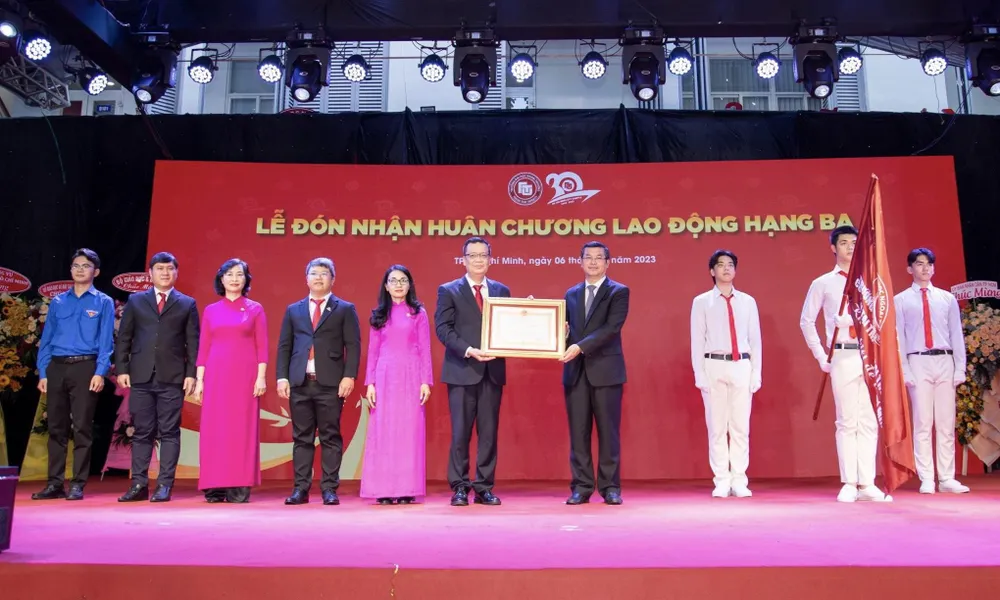 PGS.TS Nguyễn Văn Phúc, Phó Bí thư Ban cán sự Đảng, Thứ trưởng Bộ GD-ĐT trao Huân chương Lao động hạng ba cho Cơ sở II