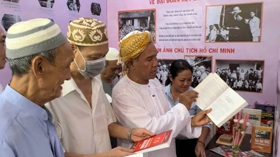 Các chức sắc, tín đồ đạo Hồi tại một Không gian văn hóa Hồ Chí Minh ở Thánh đường Hồi giáo, phường 17, quận Phú Nhuận. Ảnh: HOÀI NAM