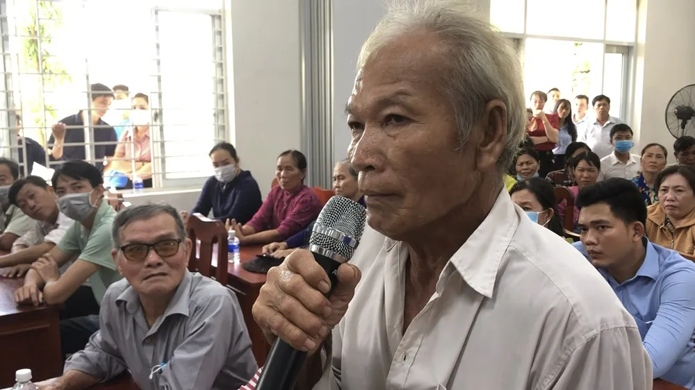 Người dân huyện Ba Tri (tỉnh Bến Tre) nêu ý kiến tại buổi đối thoại Người dân huyện Ba Tri (tỉnh Bến Tre) nêu ý kiến tại buổi đối thoại