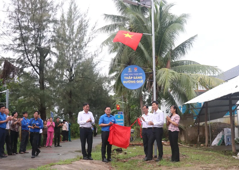 Khánh thành tuyến đường đèn năng lượng mặt trời &quot;Thắp sáng đường quê&quot; tại Bến Tre
