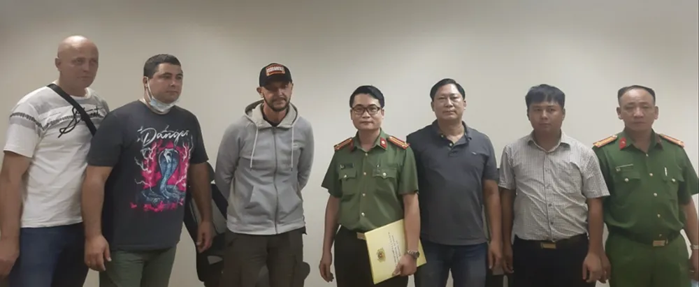 Dẫn độ đối tượng Dmitriy Viktorovich Serebryakov (đứng thứ 3 từ bên trái sang) Dẫn độ đối tượng Dmitriy Viktorovich Serebryakov (đứng thứ 3 từ bên trái sang)