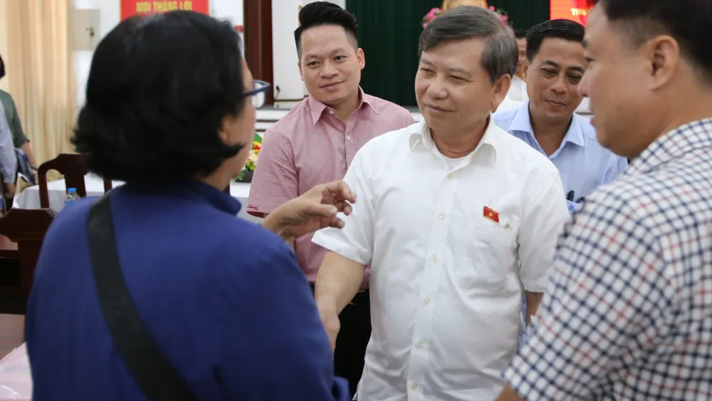 Viện trưởng Viện KSND Tối cao Lê Minh Trí trao đổi với cử tri