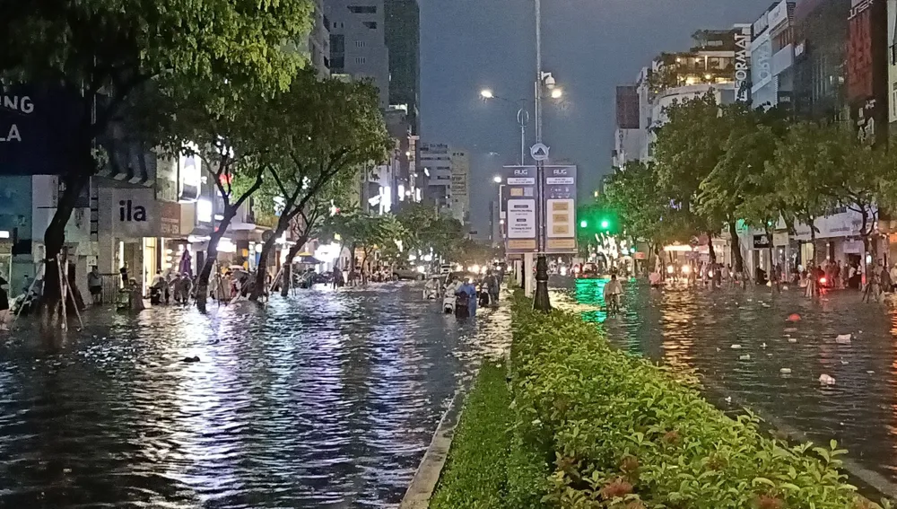 Đường Nguyễn Văn Linh (quận Hải Châu, TP Đà Nẵng) như biến thành sông. Ảnh: XUÂN QUỲNH