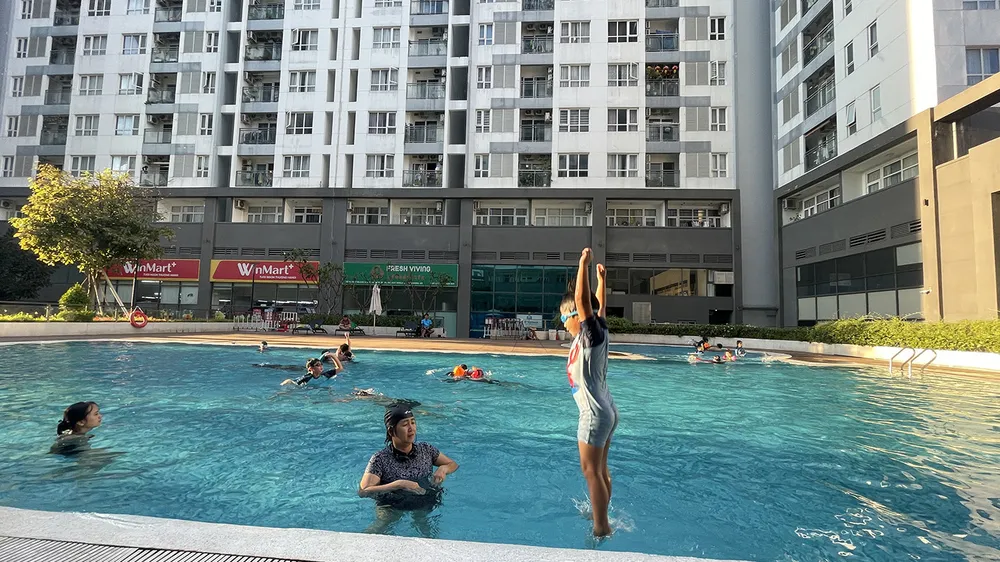 Cư dân chung cư Florita, phường Tân Hưng, quận 7, TPHCM trông chờ được cấp giấy chứng nhận. Ảnh: HOÀNG HÙNG