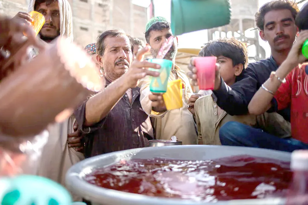 Phân phát đồ uống miễn phí cho người dân tại một trong những khu chợ sầm uất nhất ở Jacobabad, Sindh, Pakistan. Ảnh: WASHINGTON POST Phân phát đồ uống miễn phí cho người dân tại một trong những khu chợ sầm uất nhất ở Jacobabad, Sindh, Pakistan. Ảnh: WASHINGTON POST