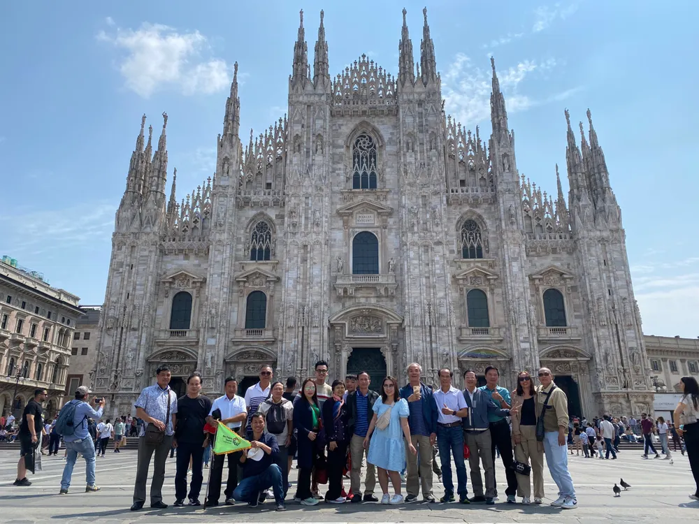 Du khách Việt Nam tham quan một điểm đến tại châu Âu do BenThanh Tourist thực hiện