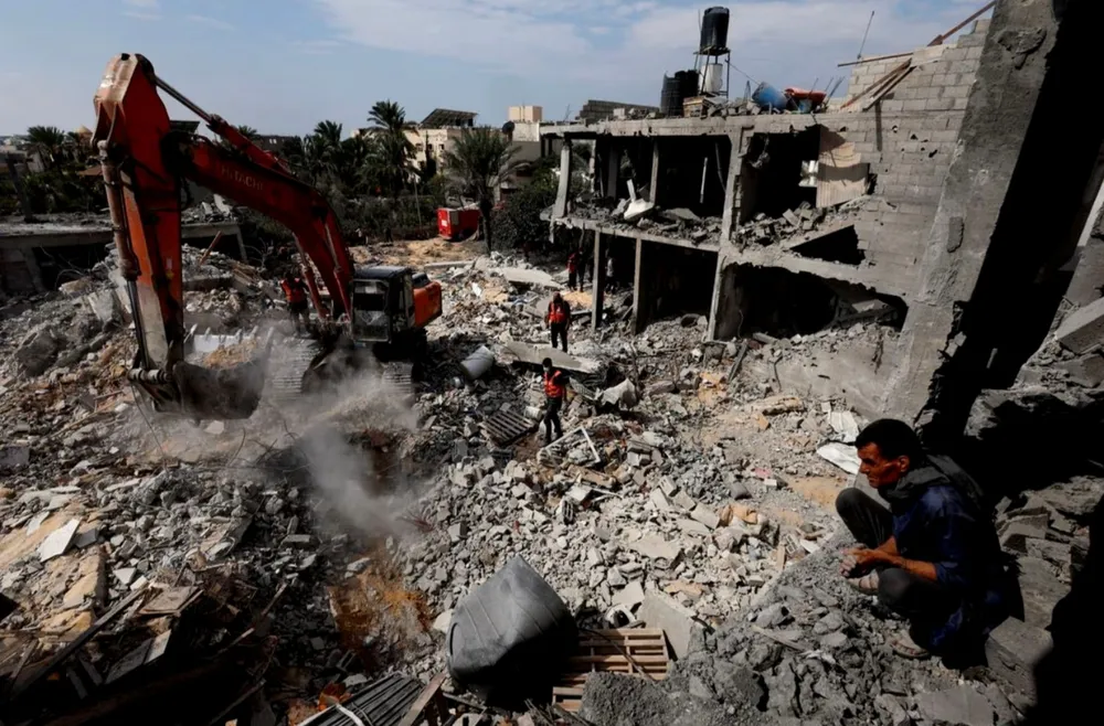 Tìm người sống sót dưới đống đổ nát tại Dải Gaza sau các cuộc không kích của Israel. Ảnh: REUTERS Tìm người sống sót dưới đống đổ nát tại Dải Gaza sau các cuộc không kích của Israel. Ảnh: REUTERS