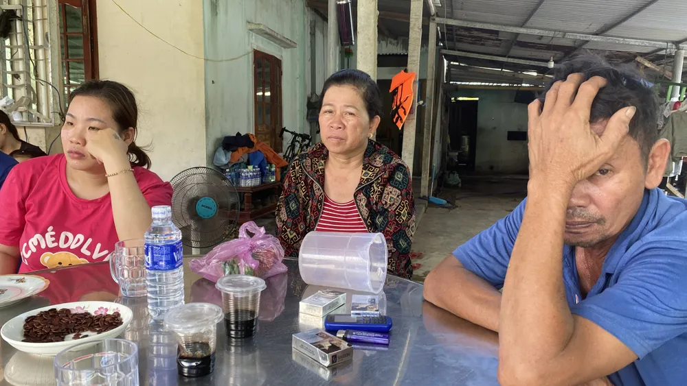Cha, mẹ và vợ của ngư dân Đoàn Văn Chí vẫn bần thần khi hay tin người thân mình mất tích. Ảnh: PHẠM NGA Cha, mẹ và vợ của ngư dân Đoàn Văn Chí vẫn bần thần khi hay tin người thân mình mất tích. Ảnh: PHẠM NGA