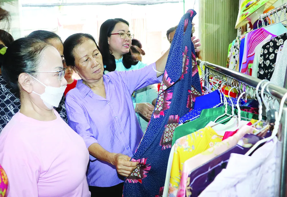 Chọn áo dài tại cửa hàng “Áo dài 0 đồng” trên đường Tôn Thất Thuyết (quận 4, TPHCM) Chọn áo dài tại cửa hàng “Áo dài 0 đồng” trên đường Tôn Thất Thuyết (quận 4, TPHCM)