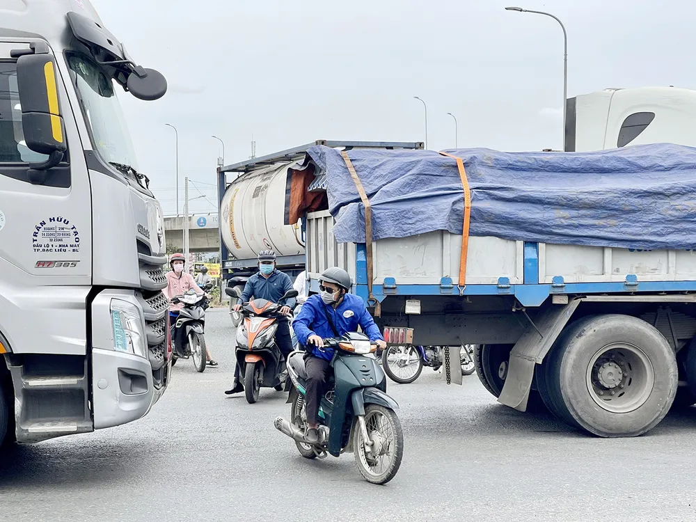 Giao thông phức tạp tại vòng xoay Phú Hữu trên đoạn đường Võ Chí Công và đường Nguyễn Duy Trinh. Ảnh: HOÀNG HÙNG Giao thông phức tạp tại vòng xoay Phú Hữu trên đoạn đường Võ Chí Công và đường Nguyễn Duy Trinh. Ảnh: HOÀNG HÙNG