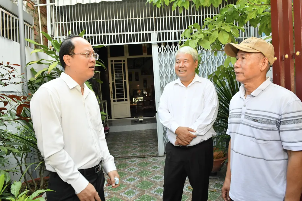 Phó Bí thư Thành ủy TPHCM Nguyễn Hồ Hải trao đổi cùng người dân quận 7 tham gia hiến đất mở đường. Ảnh: VIỆT DŨNG Phó Bí thư Thành ủy TPHCM Nguyễn Hồ Hải trao đổi cùng người dân quận 7 tham gia hiến đất mở đường. Ảnh: VIỆT DŨNG