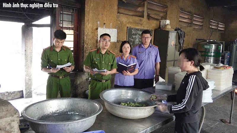 Bị can Thi đang thực nghiệm lại hành vi bỏ thuốc trừ sâu vào món ăn của học sinh. Ảnh: CACC