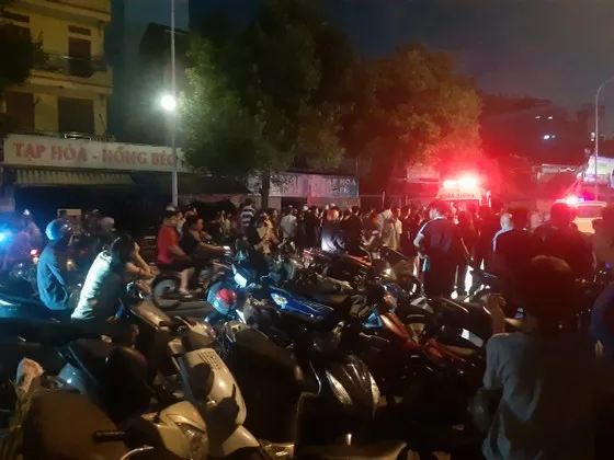 Người dân hiếu kỳ tập trung