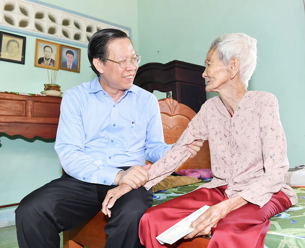 Chủ tịch UBND TPHCM Phan Văn Mãi thăm hỏi Mẹ Việt Nam Anh hùng Bùi Thị Tám, nhân kỷ niệm 56 năm Ngày Củ Chi được phong tặng danh hiệu “Đất thép thành đồng”. Ảnh: VIỆT DŨNG