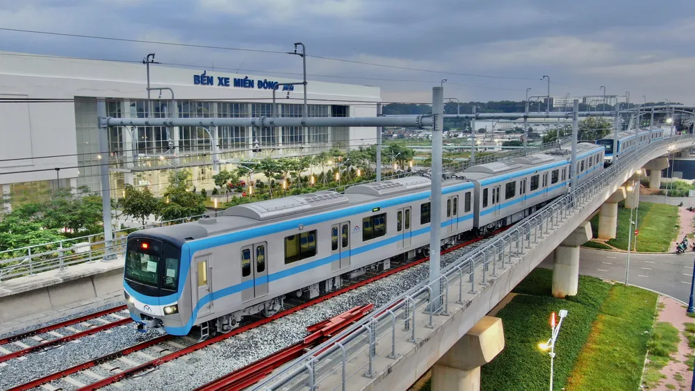 Tàu Metro chạy thử đầu tiên toàn chuyến ngày 29-8-2023 đi ngang bến xe miền Đông. Ảnh: HOÀNG HÙNG Tàu Metro chạy thử đầu tiên toàn chuyến ngày 29-8-2023 đi ngang bến xe miền Đông. Ảnh: HOÀNG HÙNG