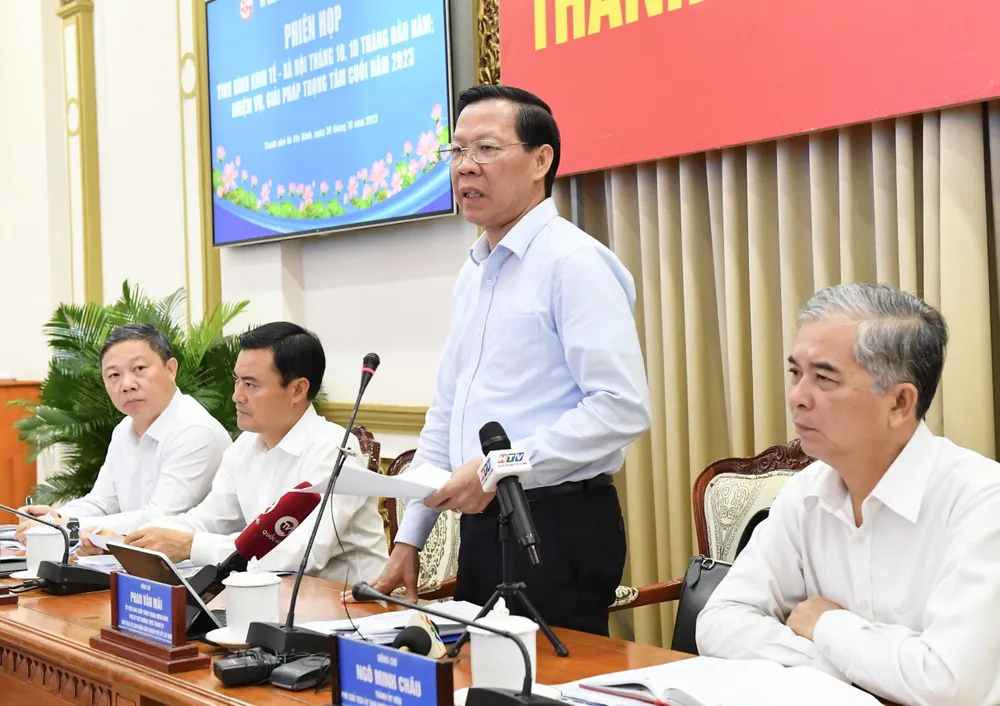 Chủ tịch UBND TPHCM chủ trì phiên họp. Ảnh: VIỆT DŨNG Chủ tịch UBND TPHCM chủ trì phiên họp. Ảnh: VIỆT DŨNG