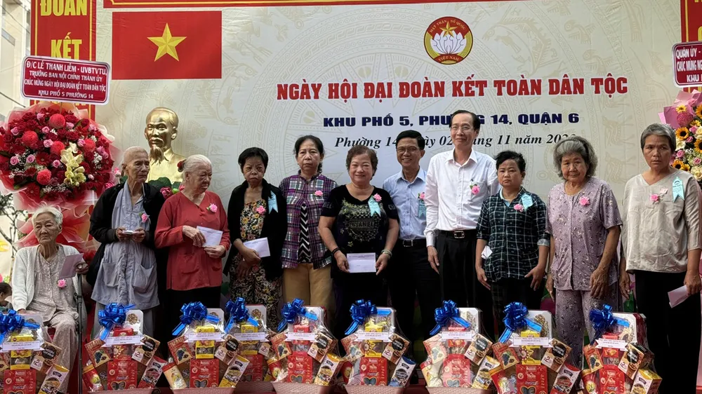 Trưởng Ban Nội chính Thành ủy TPHCM Lê Thanh Liêm tặng quà các gia đình khó khăn. Ảnh: CHÍ THẠCH Trưởng Ban Nội chính Thành ủy TPHCM Lê Thanh Liêm tặng quà các gia đình khó khăn. Ảnh: CHÍ THẠCH