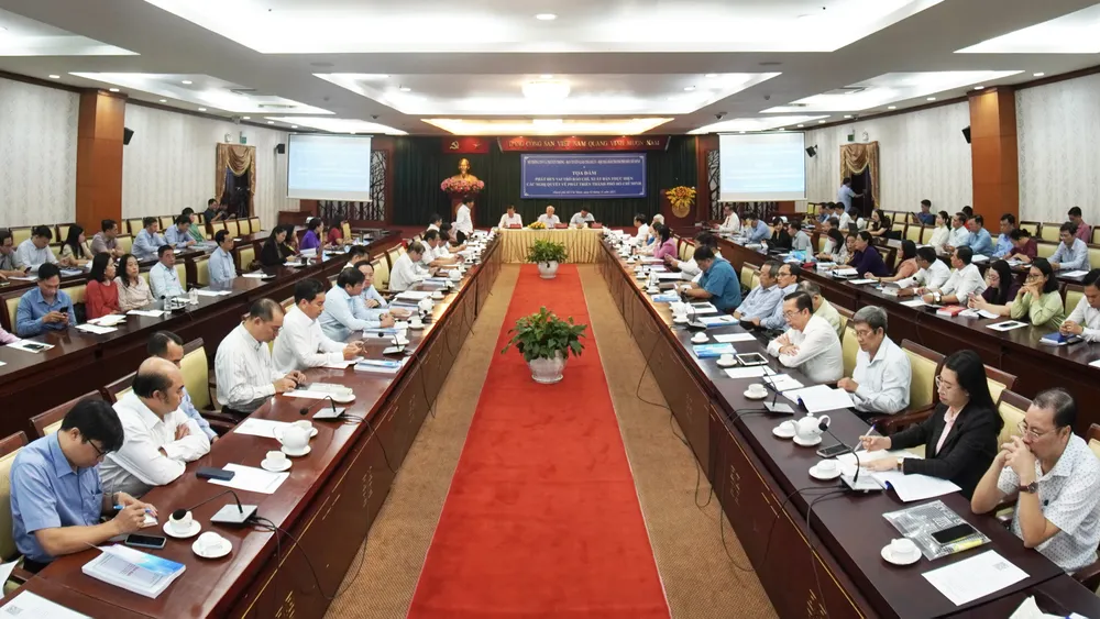 Quang cảnh buổi tọa đàm. Ảnh: HOÀNG HÙNG