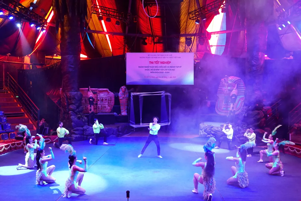 Tiết mục biểu diễn chào mừng của các diễn viên xiếc trẻ tài năng Nhà hát Nghệ thuật Phương Nam. Ảnh: THÚY BÌNH Tiết mục biểu diễn chào mừng của các diễn viên xiếc trẻ tài năng Nhà hát Nghệ thuật Phương Nam. Ảnh: THÚY BÌNH