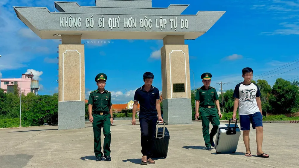 H.Đ.T và N.M.T được giải cứu về nước, nhưng hộ chiếu và giấy tờ tùy thân đều bị mất hết. Ảnh: BPCC