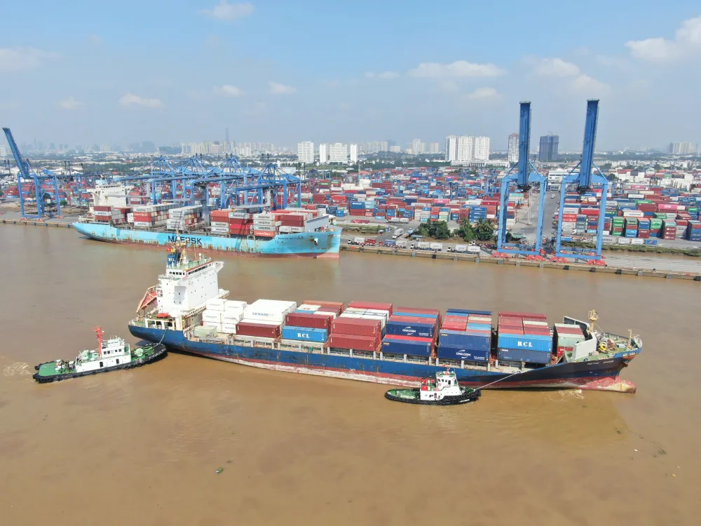 Cảng Cát Lái (TP Thủ Đức, TPHCM) đang đón tàu cập cảng. Ảnh: HOÀNG HÙNG