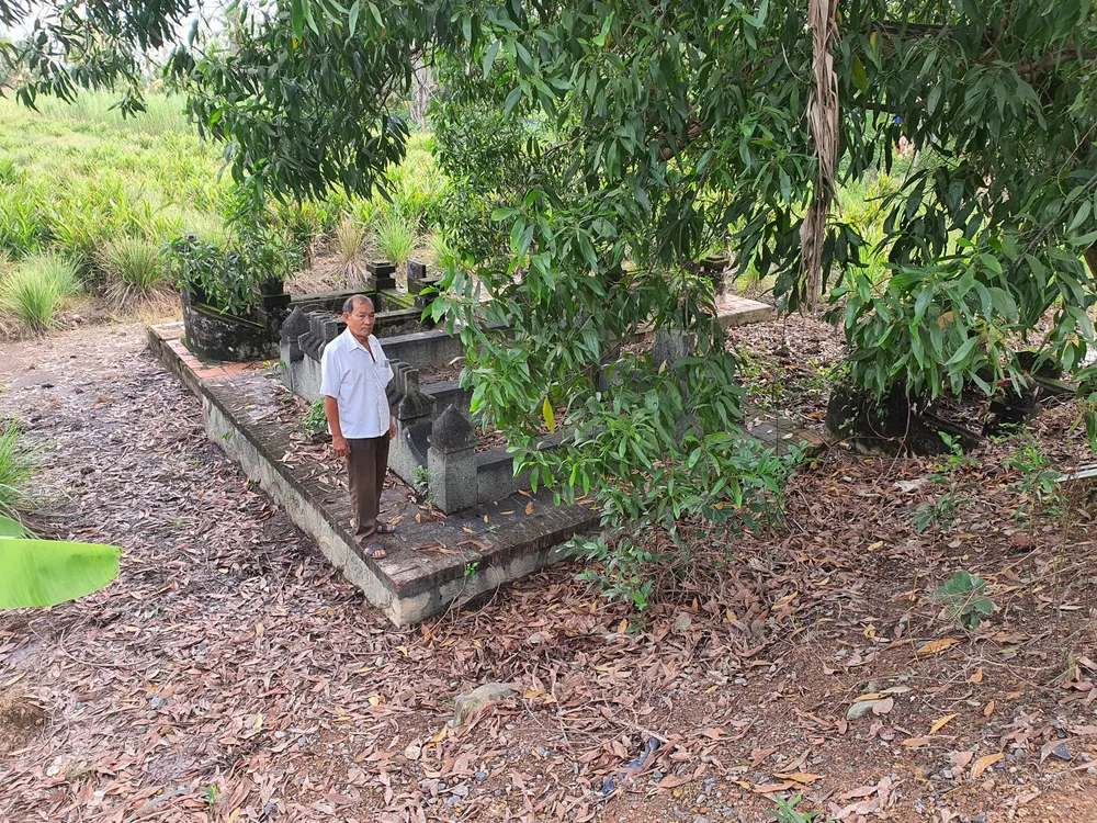 Ông Nguyễn Văn Sanh bên khu mộ của gia đình trong khu đất gia tộc