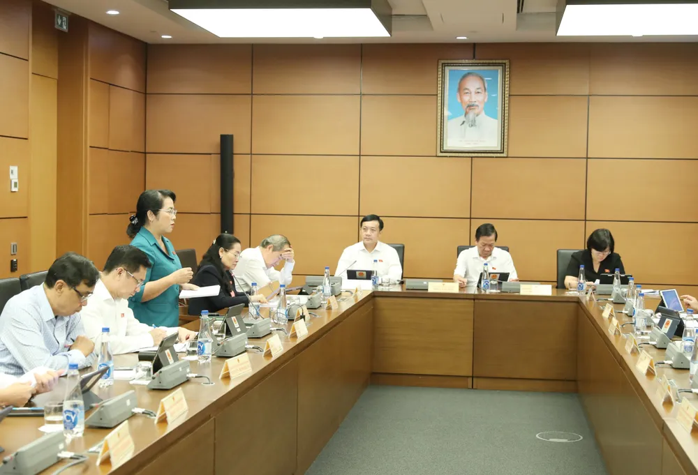 Đoàn đại biểu Quốc hội TPHCM thảo luận tại tổ sáng 10-11. Ảnh: QUANG PHÚC Đoàn đại biểu Quốc hội TPHCM thảo luận tại tổ sáng 10-11. Ảnh: QUANG PHÚC
